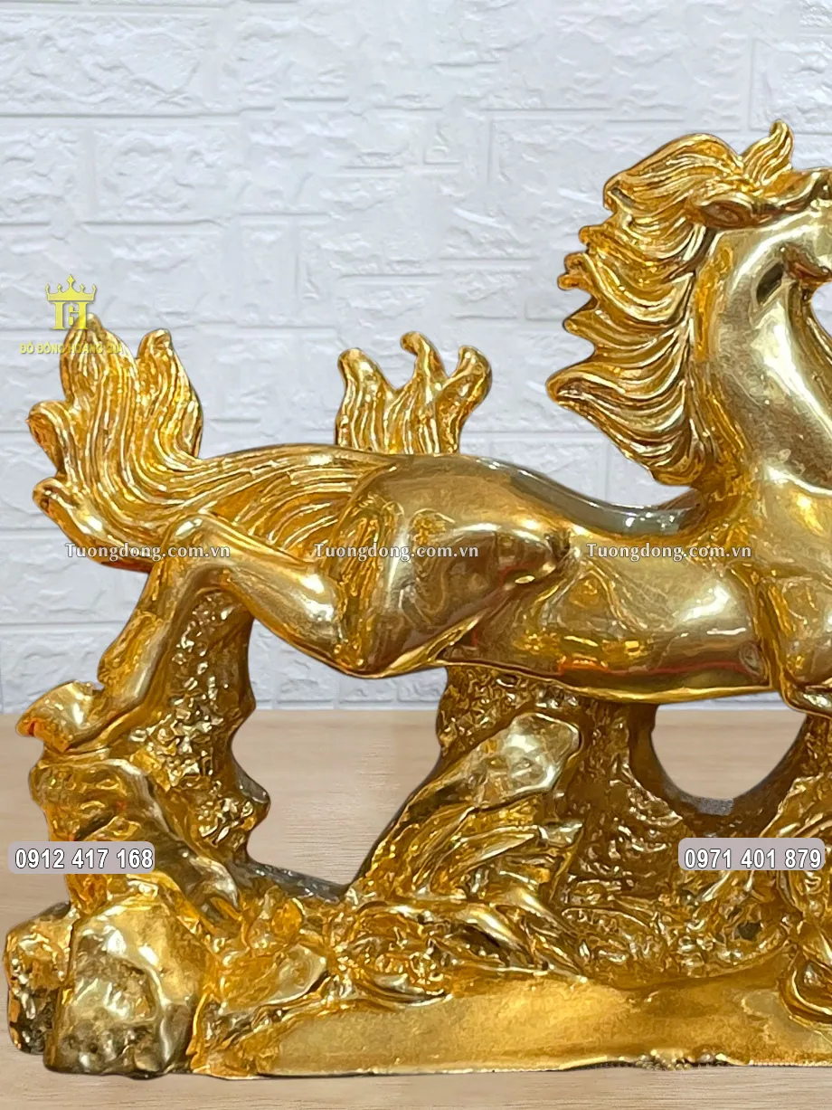 Lông đuôi và lông bờm được chạm khắc uốn lượn, mềm mại